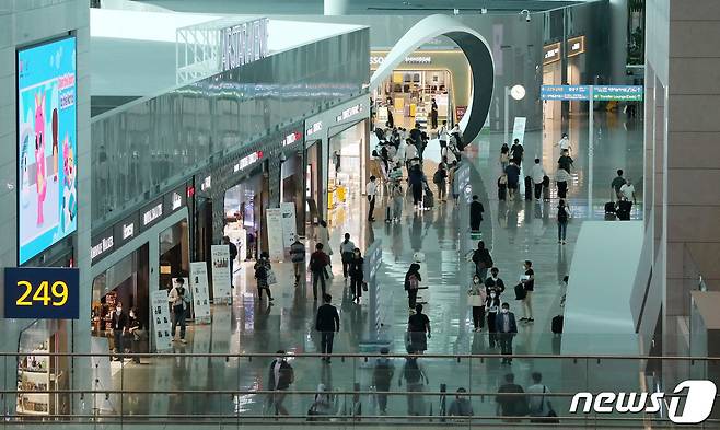 18일 인천국제공항 2터미널 면세점에서 출국자들이 쇼핑을 하고 있다. 대표적인 안전자산으로 꼽히는 미국 달러화가 연일 강세를 이어가고 있다. 미국 중앙은행인 연방준비제도(Fed·연준)가 내년까지 고금리 정책을 지속할 것이란 전망에 시장의 안전자산 선호 심리가 강해진 게 주된 요인이다. 코로나19 팬데믹의 직격탄을 맞았다가 활기를 되찾아가는 시점 면세점은 고환율이라는 새로운 장애물을 맞이했다. 원달러 환율이 13년 5개월만에 최고치로 치솟으면서 면세점의 가격 경쟁력이 떨어지고 있다. 일부 상품들이 환율 급등에 면세점이 백화점보다 더 비싼 이른바 '가격 역전 현상'이 벌어지고 있다. 2022.9.18/뉴스1 ⓒ News1 박세연 기자