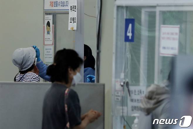 19일 오전 서울 송파구보건소에 마련된 신종 코로나바이러스 감염증(코로나19) 선별진료소에서 시민들이 검사를 받고 있다. 2022.9.19/뉴스1 ⓒ News1 구윤성 기자