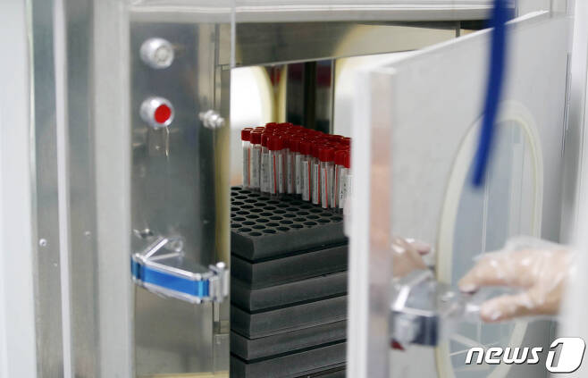 광주 북구 선별진료소에서 보건소 의료진이 PCR 검사 검체통을 운반하고 있다. (광주 북구 제공)/뉴스1