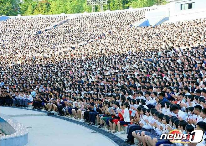 (평양 노동신문=뉴스1) = 북한 노동당 기관지 노동신문은 21일 "청년 탄원자들의 순회 연단이 지난 12일부터 20일까지 각지에서 펼쳐졌다"며 "순회 연단 무대들은 당의 부름에 무한히 충실한 애국 청년들의 앙양된 열의를 분출시킨 참신하고 격동적인 정치 사업 마당이었다"라고 보도했다. [국내에서만 사용가능. 재배포 금지. DB 금지. For Use Only in the Republic of Korea. Redistribution Prohibited] rodongphoto@news1.kr