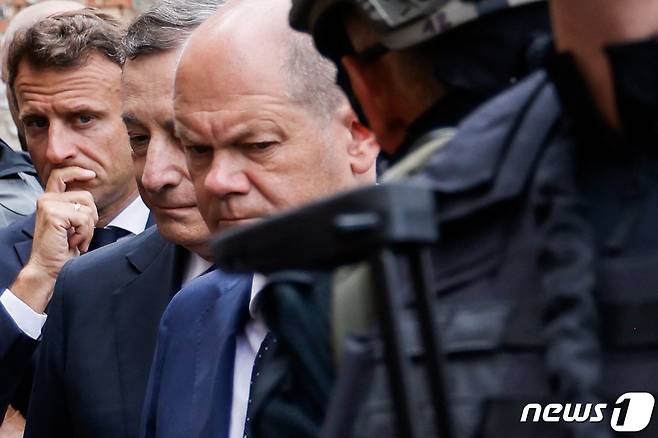에마뉘엘 마크롱 프랑스 대통령과 마리오 드라기 이탈리아 총리 올라프 숄츠 독일 총리가 키이우 인근 이르핀의 참상을 보고 침통한 표정을 하고 있다. ⓒ AFP=뉴스1 ⓒ News1 우동명 기자