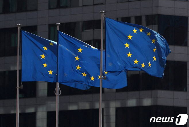 벨기에 브뤼셀 유럽연합(EU) 집행위원회 본부 앞에 게양된 EU 깃발. ⓒ 로이터=뉴스1 ⓒ News1 정윤영 기자