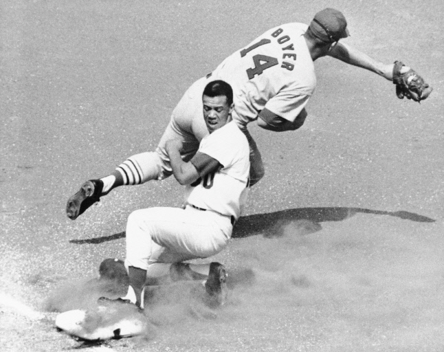 1965년 9월26일 세인트루이스 카디널스전에서 도루에 성공하는 LA 다저스 모리 윌스. 1959, 1963, 1965년 다저스의 3차례 월드시리즈 우승에 기여했다. AP연합뉴스