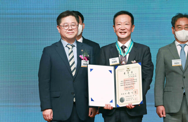 박일준 산업통상자원부 2 차관(맨 왼쪽)이 제29회 대한민국 가스안전대상에서 은탑산업훈장을 수상한  이광호 영도산업 대표(가운데)와 기념사진을 촬영하고 있다.