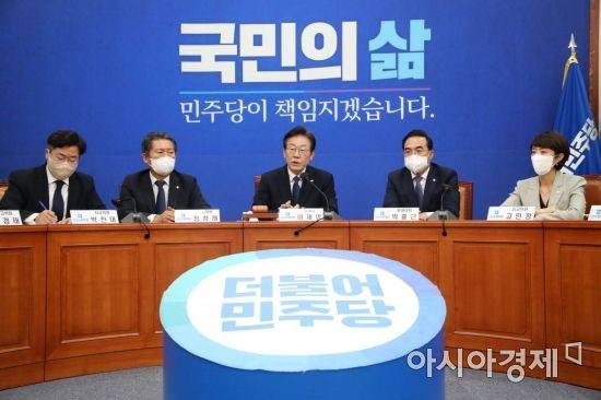 이재명 더불어민주당 대표가 19일 국회에서 열린 최고위원회의에 참석, 모두발언하고 있다./윤동주 기자 doso7@