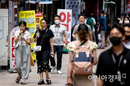 코로나19 확진자 증가세가 이어지고 있는 28일 서울 중구 명동에서 시민들이 마스크를 벗고 이동하고 있다./강진형 기자aymsdream@