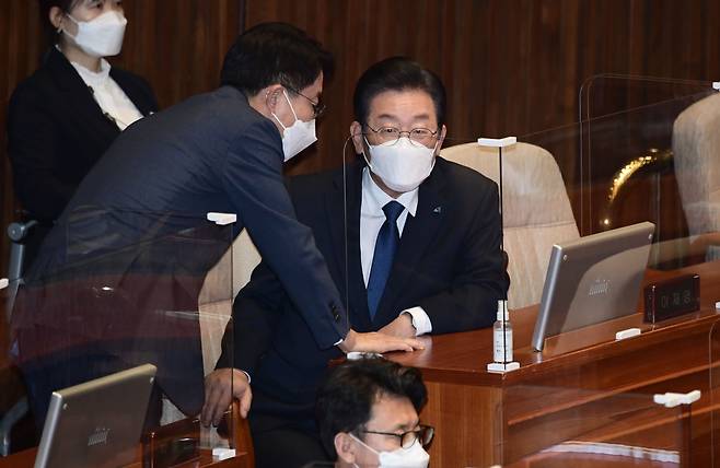 이재명 더불어민주당 대표(오른쪽)와 조정식 사무총장이 20일 서울 여의도 국회에서 열린 제 400회 국회(정기회) 제 4차 본회에 참석해 대화를 하고 있다.  2022.9.20/국회사진기자단