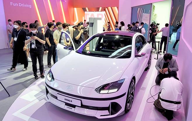 지난 7월 14일 부산 해운대구 벡스코에서 열린 부산국제모터쇼 프레스데이 행사에서 취재진이 현대자동차가 세계 최초로 공개한 전기차 '아이오닉 6'을 살펴보고 있다.