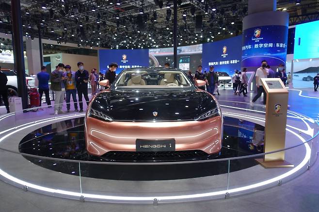 4월 19~28일 중국 상하이에서 열린 상하이 모터쇼의 전기차 브랜드 헝츠 전시장에 '헝츠1' 모델이 전시돼 있다. /상하이=김남희 특파원