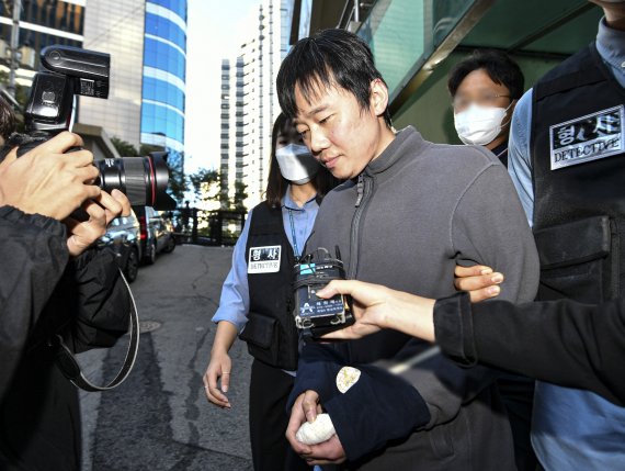 신당역 살인사건 피의자인 전주환(31)이 21일 오전 서울 중구 남대문경찰서에서 검찰로 송치되고 있다./사진=뉴시스