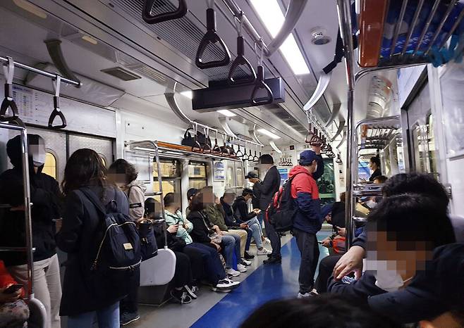 지난 4월21일 오전 출근 시간 시민들이 지하철을 이용하고 있다. 연합뉴스