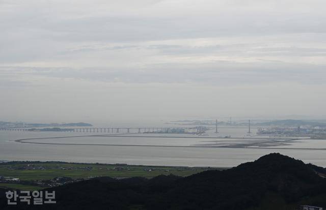 영인산 꼭대기에서는 서해안고속도로 서해대교와 바다가 만나는 아산만 물길이 아스라이 펼쳐진다.