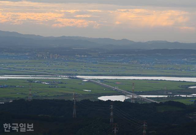 영인산 정상에서 본 당진 방향 평야. 가운데가 삽교천, 아래쪽이 곡교천이다.