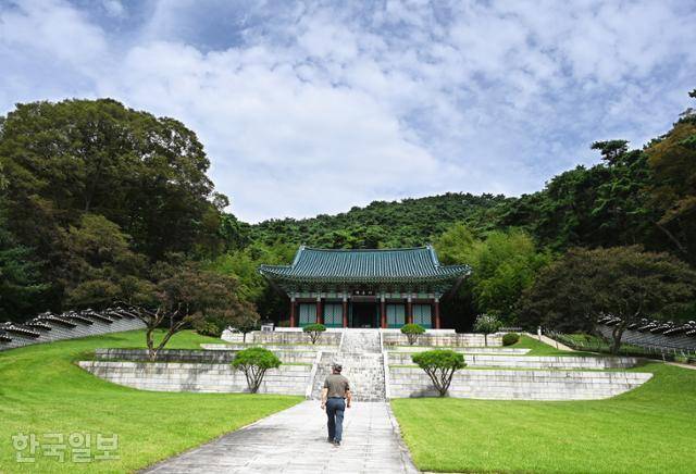 1966년 성역화 사업으로 세운 현충사. 박정희 전 대통령이 쓴 한글 현판이 걸려 있다.