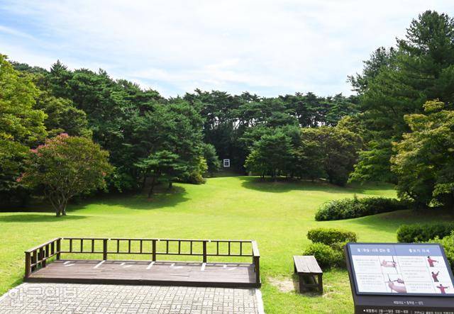 현충사 고택 옆에 이순신이 무과에 급제하기 전까지 훈련하던 활터가 남아 있다.