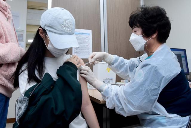 16~17세 청소년과 임신부 백신 접종이 시작된 지난 10월 18일 서울 양천구 홍익병원에서 한 학생이 코로나19 백신접종을 하고 있다. 사진공동취재단