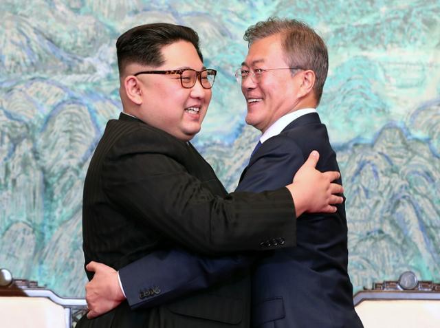 문재인 전 대통령과 김정은 국무위원장이 2018년 4월 27일 오후 판문점 평화의집에서 서로를 안고 있다. 연합뉴스 자료사진