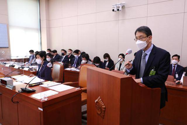김상범 서울교통공사 사장이 20일 국회에서 열린 여성가족위원회 전체회의에서 '지하철 종사자 등 안전강화 대책'에 대한 현안보고를 하고 있다. 오대근 기자