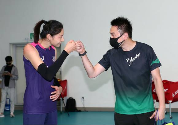 흥국생명 김연경(왼쪽)이 21일 열린 일본 JT 마블러스와 연습경기를 앞구고 탄야마 요시야키 JT 수석코치와 인사를 나누고 있다. [사진=흥국생명 핑크스파이더스 배구단]