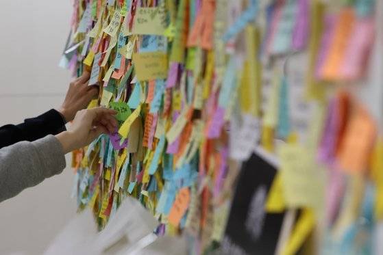 20일 오전 시민들이 여성 역무원에 대한 스토킹 살인 사건이 발생한 서울 지하철 2호선 신당역 사건 현장 근처에 마련된 추모공간에 추모 메시지를 붙이고 있다. 연합뉴스