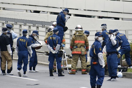 21일 한 시민이 아베 전 총리 국장에 반대한다고 외치며 분신을 시도한 일본 도쿄 지요다구 총리관저 앞에서 경찰이 현장 조사를 벌이고 있다. AP=연합뉴스