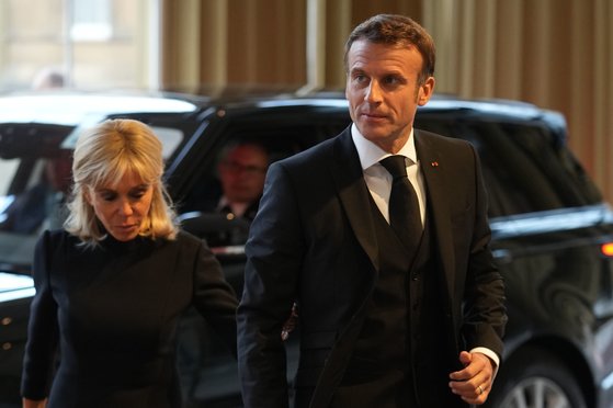 에마뉘엘 마크롱 프랑스 대통령이 18일 여왕의 장례식에 앞서 찰스 3세가 주최한 리셉션에 참석하고 있다. AP=연합뉴스