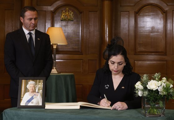 비오사 오스마니 코소보 대통령이 현지 시간으로 19일 영국 런던 처치하우스에서 엘리자베스 2세 여왕을 애도하는 조문록을 작성하고 있다. AFP=연합뉴스