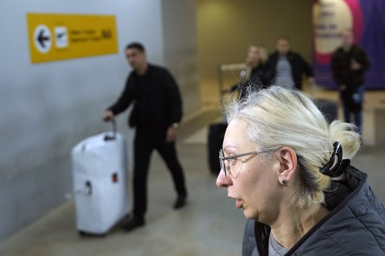 21일 러시아 모스크바를 출발해 세르비아 베오그라드 공항에 도착해 이동하고 있는 러시아 승객들. AP=연합뉴스