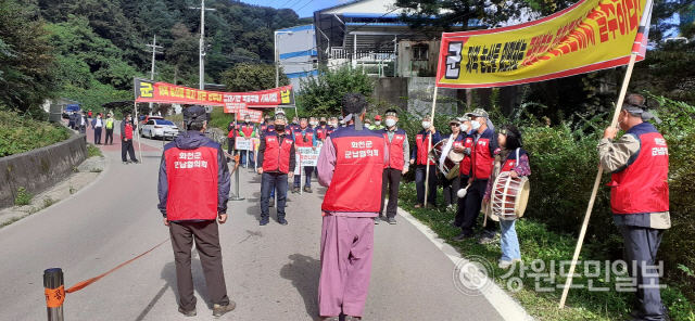▲ 화천군군납대책위는 21일 쓰레기매립장 앞에서 집회를 가졌다.