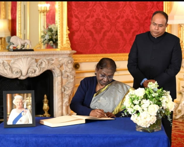 드루파디 무르무 인도 대통령이 18일(현지 시각) 런던 랭커스터 하우스에서 엘리자베스 2세 여왕을 애도하는 조문록을 작성하고 있다. 사진=드루파디 무르무 인도 대통령 홈페이지
