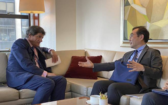 South Korean Second Vice Foreign Minister Lee Do-hoon met with Jose Fernandez, the under secretary for Economic Growth, Energy, and the Environment of the US State Department hold a bilateral talk in New York on Tuesday. (Yonhap)