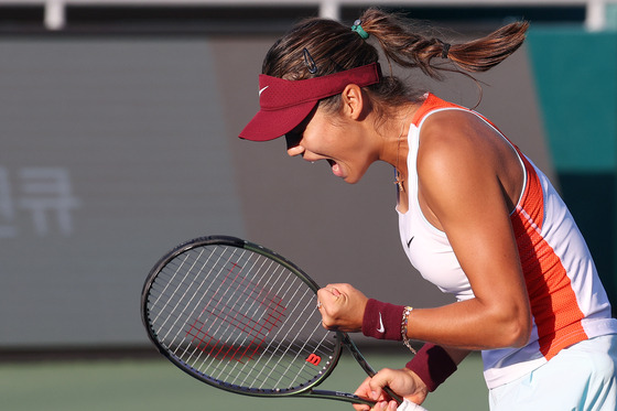 Emma Raducanu reacts after beating Moyuka Uchijima of Japan in two straight sets, 6-2, 6-4, in the round of 32 of the Hana Bank Korea Open at Olympic Park Tennis Center in Songpa District, southern Seoul on Wednesday. [YONHAP]