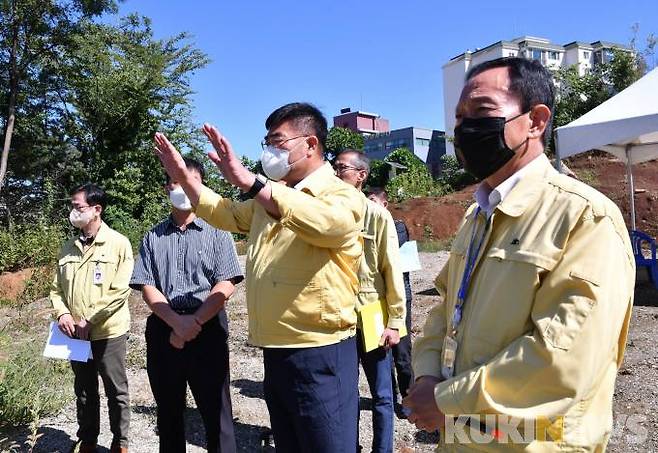 박상수 삼척시장이 21일 관내 주요 현안사업장을 점검하고 있다.