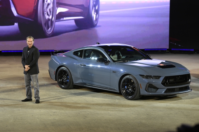 미국 자동차 기업 포드의 머스탱 시리즈 수석 엔지니어 에드 크렌츠가 지난 14일(현지시간) 미시간주 디트로이트에서 열린 북미 국제 오토쇼에서 2024년형 모델을 소개하고 있다. AP뉴시스