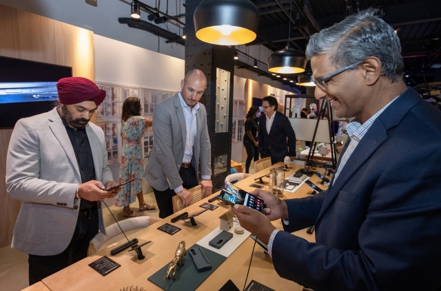 현지 미디어와 관람객들이 8월 10일 미국 뉴욕에서 열린 언팩행사에서 갤럭시 Z 플립4와 폴드4의 혁신 기능을 체험해 보고 있다. 삼성전자 제공