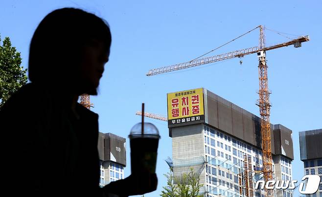 (서울=뉴스1) 장수영 기자 = 12일 서울 강동구 둔촌주공 재건축 현장의 모습. 공사가 중단된지 118일 만인 지난 11일 둔촌추공 재건축 조합과 시공사가 서울시의 중재안에 최종적으로 합의하면서 오는 11월 초부터 공사를 재개하게 됐다. 2022.8.12/뉴스1 Copyright (C) 뉴스1. All rights reserved. 무단 전재 및 재배포 금지.