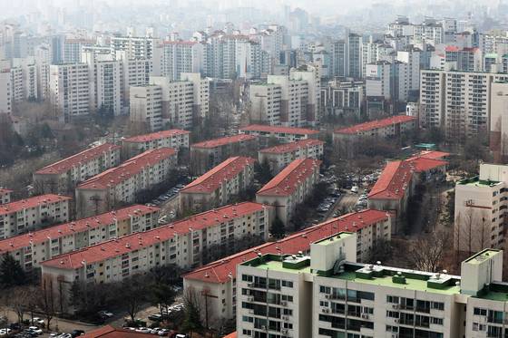 (서울=뉴스1) 민경석 기자 = 윤석열 대통령 당선 이후 서울 양천구 목동 재건축 시장이 들썩이고 있다. 재건축 사업 추진의 발목을 잡은 안전진단 규제 완화가 본격화하면서 기대감이 커지는 모습이다. 목동 재건축은 2018년 1~14단지 모두 준공 30년이 넘어 재건축 사업이 가능한 상태다. 하지만 문재인 정부의 안전진단 기준 강화로 6단지를 제외한 나머지 모든 단지가 안전진단의 문턱을 넘지 못했다. 사진은 15일 서울 양천구 목동 아파트 3단지와 4단지 모습. 2022.3.15/뉴스1