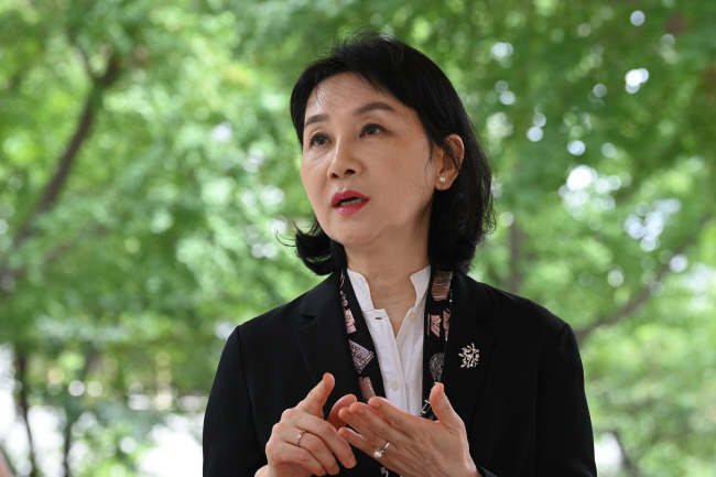 이신화 북한인권국제협력대사가 지난 15일 서울 종로구에 위치한 외교부 청사 인근에서 문화일보와 인터뷰를 하며 북한 주민들의 알 권리 등 인권 증진을 위한 자신의 구상을 소개하고 있다.  김호웅 기자