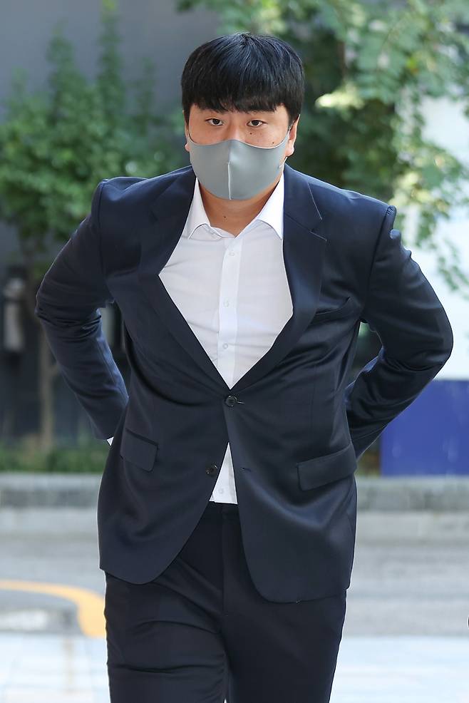'학폭 논란'에 휩싸인 야구선수 이영하(두산 베어스)가 21일 오전 마포구 서울서부지방법원에서 열린 공판에 출석하고 있다. [연합]