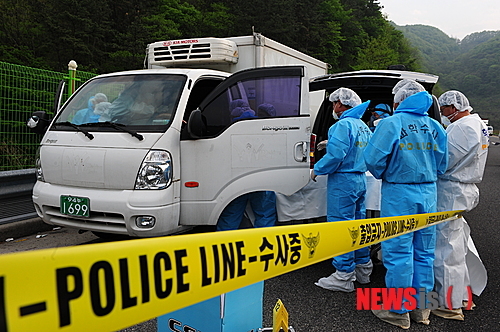 [전주=뉴시스]지난 2012년 5월 3일 고 씨와 채권자 2명이 숨진 채 발견된 냉동탑차를 전북경찰청 과학수사계가 감식하고 있다.