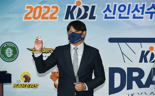 2순위로 뽑힌 kt 구슬을 들고 있는 문경은 KBL 경기본부장. KBL 제공
