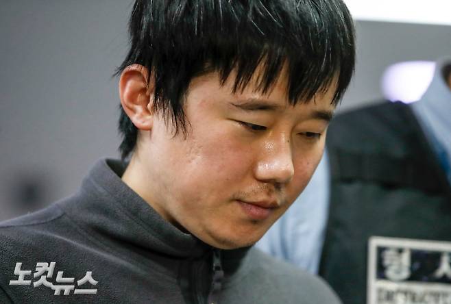 '신당역 스토킹 살인사건' 피의자 전주환이 21일 오전 서울 중구 남대문경찰서에서 검찰로 송치되고 있다. 전주환은 특정범죄 가중처벌 등에 관한 법률상(특가법) 보복살인 혐의로 검찰에 구속 송치됐다. 류영주 기자