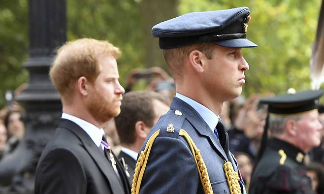 찰스 3세의 큰아들 윌리엄 왕자(오른쪽)와 둘째 아들 해리 왕자가 19일(현지시간) 영국 런던 웨스트민스터 사원에서 엘리자베스 2세 여왕 운구 행렬을 뒤따르고 있다. 런던=AP연합뉴스