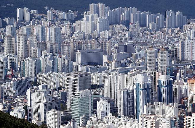 21일 오후 부산 연제구와 동래구 일대 아파트와 고층빌딩 모습. 부산=연합뉴스