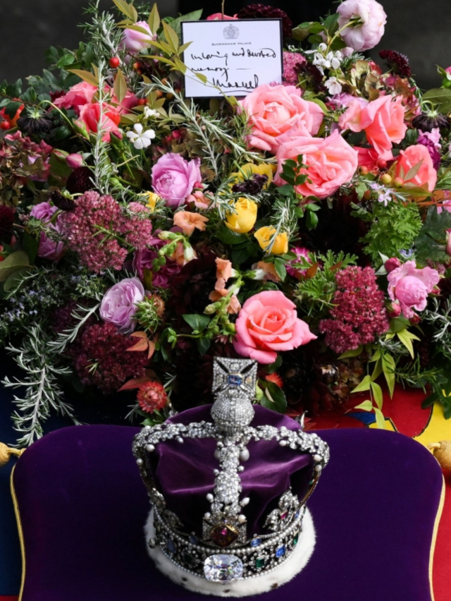 엘리자베스 2세 여왕의 관 위에 꽃과 함께 찰스 3세가 친필로 쓴 쪽지가 놓여 있다.로이터 연합뉴스