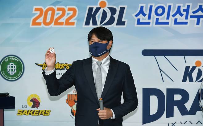 문경은 KBL 경기본부장이 21일 서울 강남구 KBL센터에서 열린 2022 KBL 신인드래프트 순위추첨식에서 KT가 적힌 공을 들어보이고 있다.