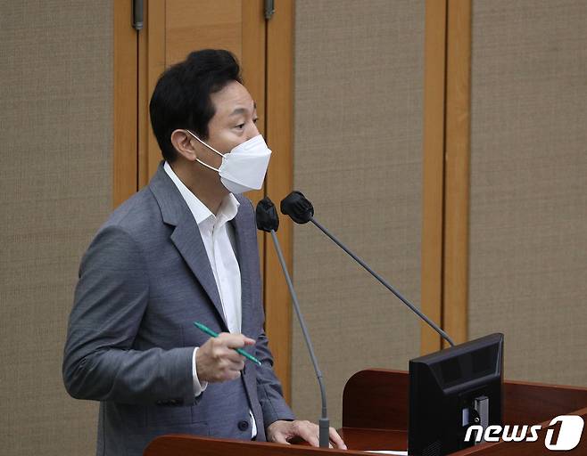 오세훈 서울시장이 19일 오전 서울 중구 서울시의회 본회의장에서 열린 제314회 임시회 제4차 본회의에서 의원들의 질의에 답변하고 있다. 2022.9.19/뉴스1 ⓒ News1 신웅수 기자