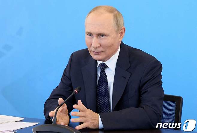 블라디미르 푸틴 러시아 대통령이 21일(현지시간) 벨리키노브고로드에서 열린 선도 기술 학교 프로젝트 회의에 참석을 하고 있다. ⓒ AFP=뉴스1 ⓒ News1 우동명 기자