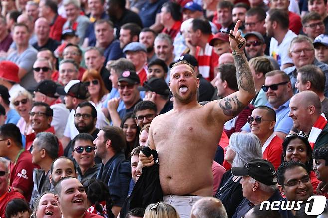 EPL을 관람하는 팬의 모습 ⓒ AFP=뉴스1