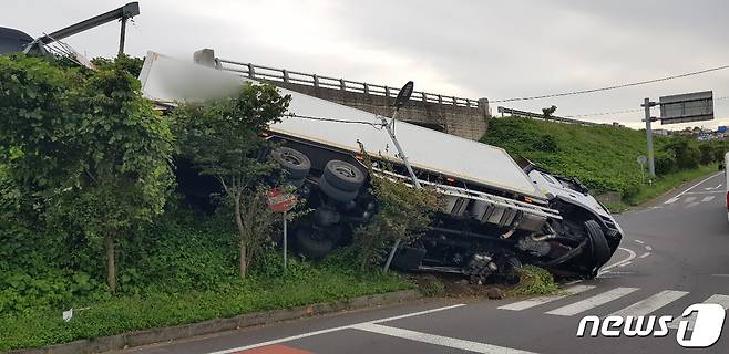 21일 오후 3시11분쯤 제주시 애월읍 평화로 제3고성교 인근 도로에서 발생한 사고 현장.(제주서부소방서 제공)